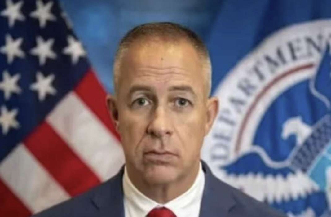 TRUMP NOMINA A EX MARINE Y POLICÍA DE OKLAHOMA PARA DIRIGIR EL ICE