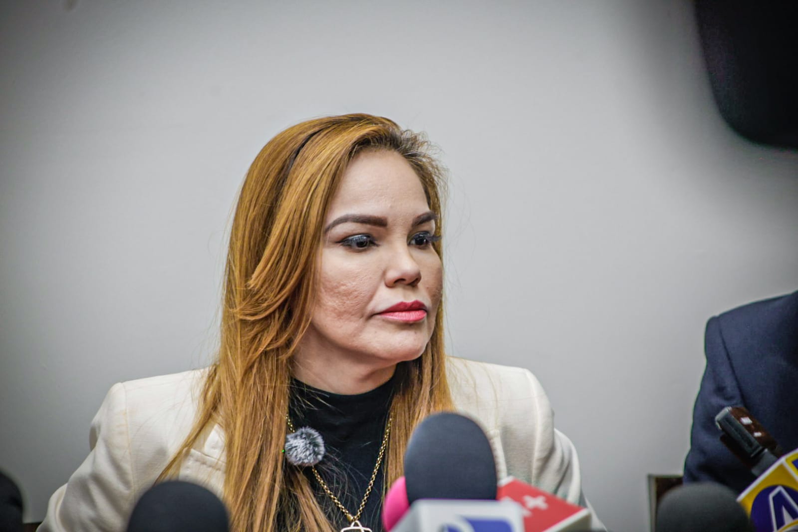 ‘NO ESTOY DISPUESTA A BAJAR LA VOZ POR MIEDO’: PAOLA GÁRATE TRAS RECIBIR CORONA FÚNEBRE AFUERA DE SU DOMICILIO
