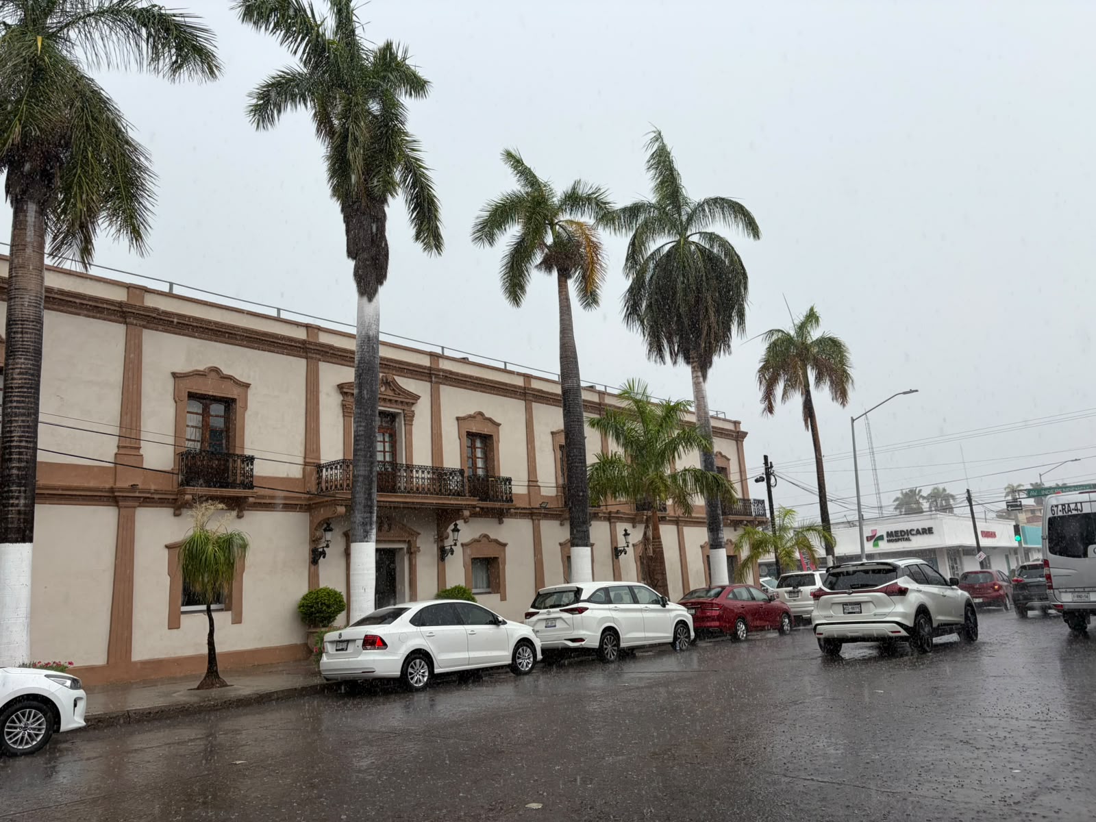¡Y SE SOLTÓ LA LLUVIA EN LOS MOCHIS, UNA TORRENCIAL LLUVIA CAE SOBRE LA CIUDAD!