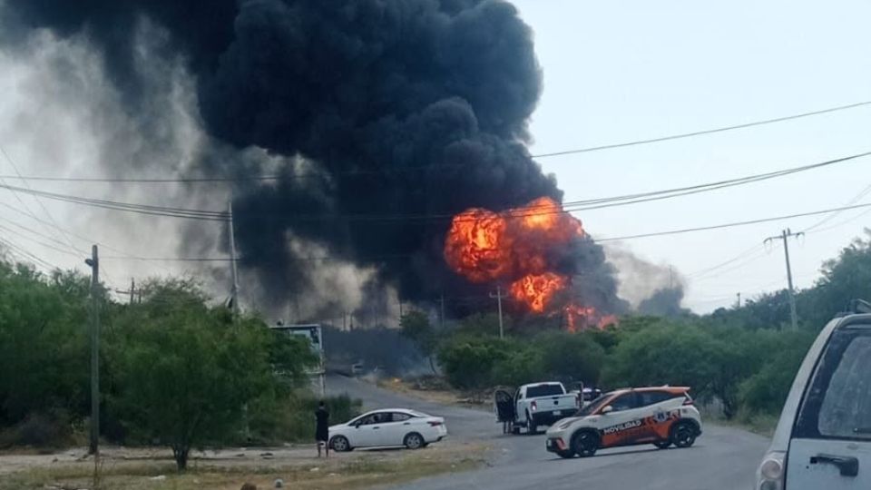 MUERE UN HOMBRE TRAS INCENDIO EN LINEA DE TRÁILERES EN PESQUERÍA NL