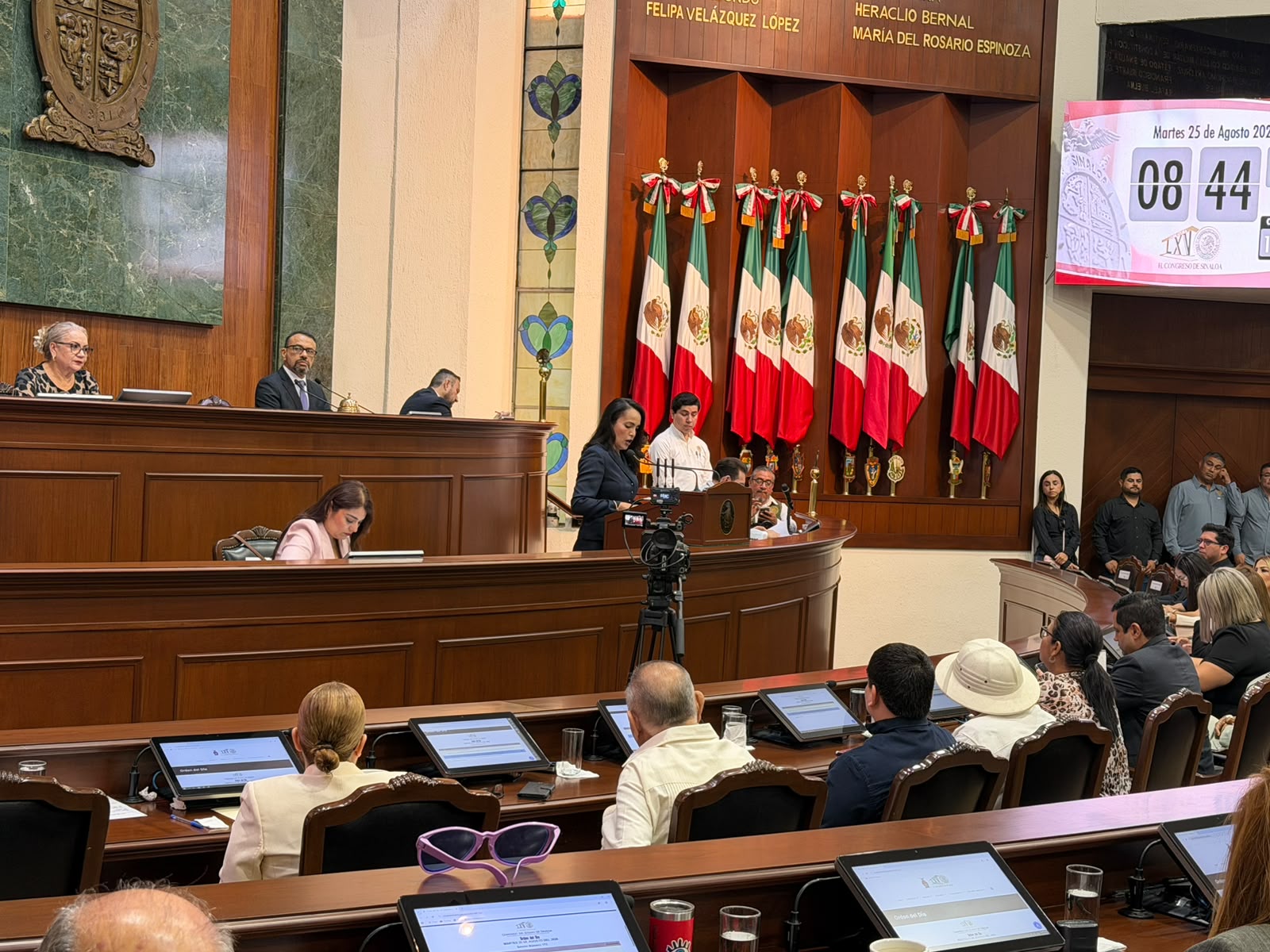 GOBERNADORA INTERINA DE NOMBRE GRACIELA DOMÍNGUEZ: CONGRESO DIVIDE