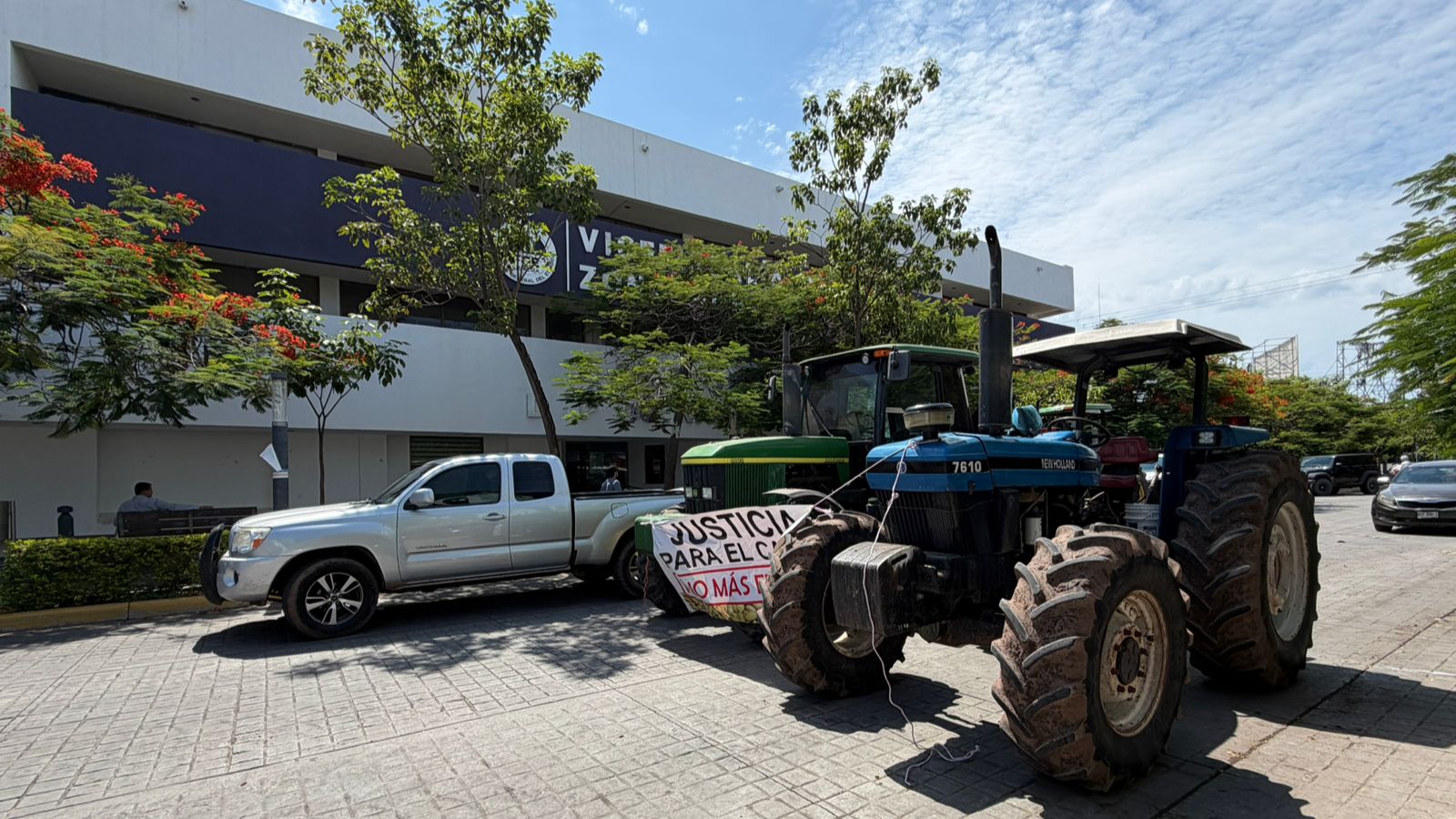FRIJOLEROS BLOQUEAN PARTE DEL CENTRO DE LOS MOCHIS; EXIGEN JUSTICIA POR PRESUNTO FRAUDE