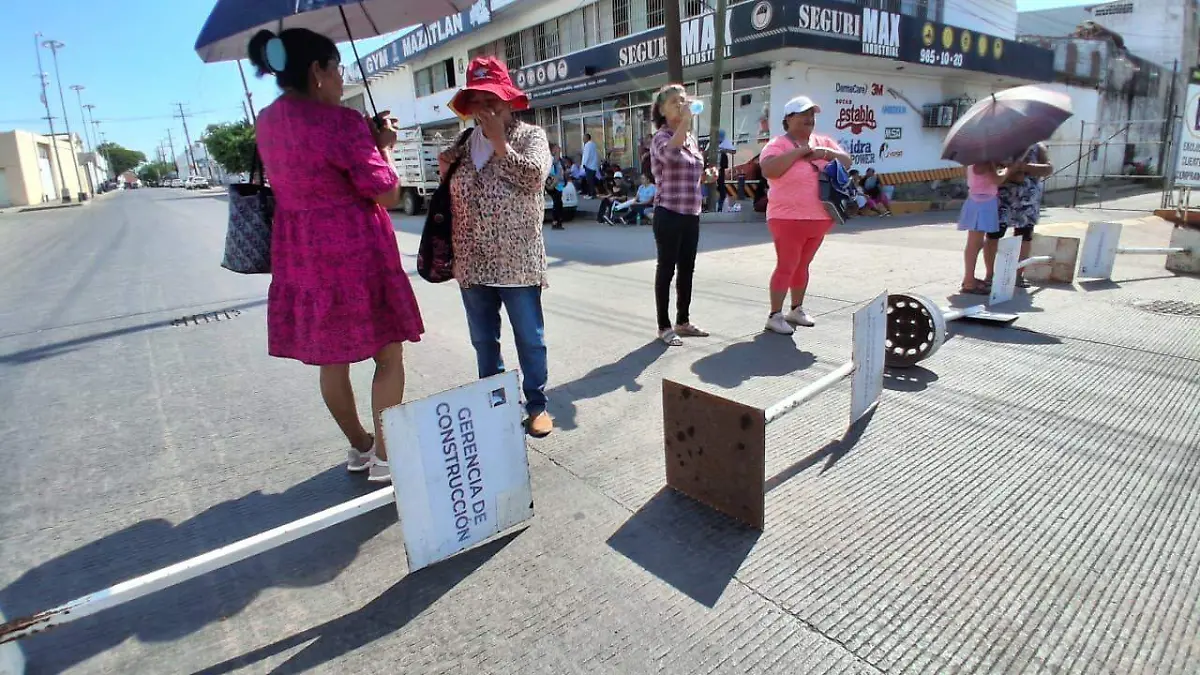 HABITANTES DE ISLA DE LA PIEDRA TOMAN JUMAPAM Y BLOQUEAN AV GABRIEL LEYVA POR FALTA DE AGUA EN MAZATLÁN