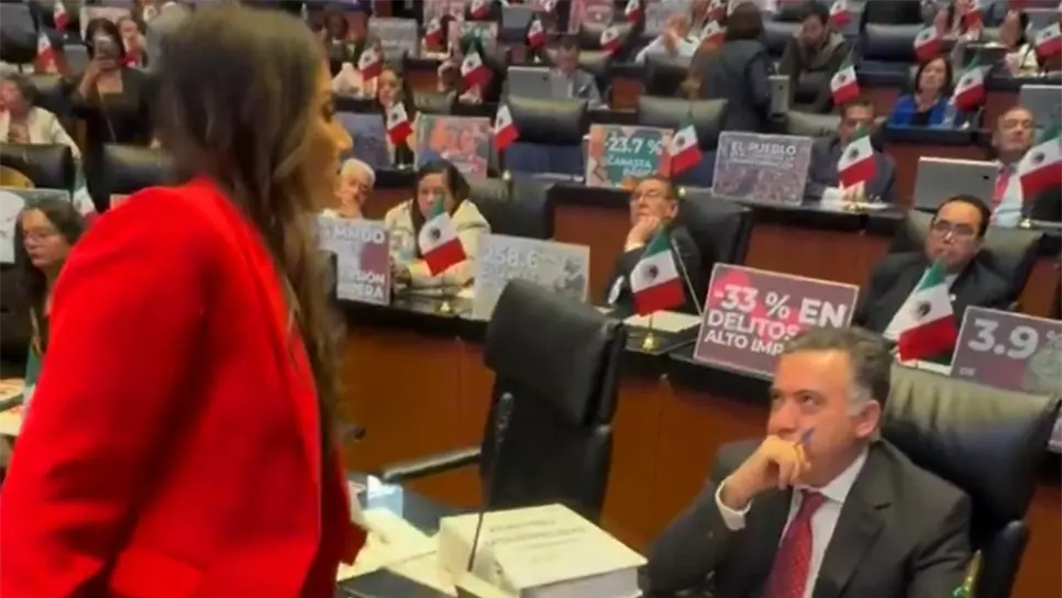 PALOMA SÁNCHEZ CONFRONTA A ENRIQUE INZUNZA EN EL SENADO Y LE ENTREGA CARPETAS SOBRE VIOLENCIA EN SINALOA